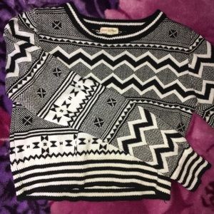 Black and white patterned long sleeve crop top